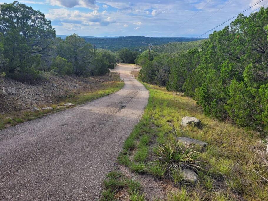 Entire 2Br 2Ba Hilltop View Home Sleeps 7 Pets 4 Acres Jacuzzi Central Ac Kingbeds Free Wifi-Parking Kitchen Washerdryer Starry Terrace Two Sunset Dining Patios Grill Stovetop Oven Fridge Onsitewoodedhiking Wildlife Coveredpatio4Pets & Birds Singing! Marble Falls Exterior photo