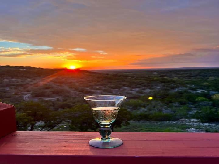 Entire 2Br 2Ba Hilltop View Home Sleeps 7 Pets 4 Acres Jacuzzi Central Ac Kingbeds Free Wifi-Parking Kitchen Washerdryer Starry Terrace Two Sunset Dining Patios Grill Stovetop Oven Fridge Onsitewoodedhiking Wildlife Coveredpatio4Pets & Birds Singing! Marble Falls Exterior photo