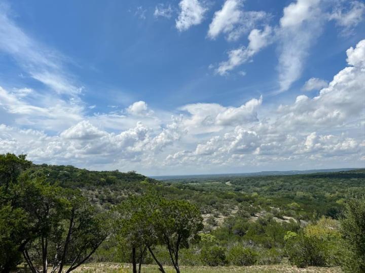 Entire 2Br 2Ba Hilltop View Home Sleeps 7 Pets 4 Acres Jacuzzi Central Ac Kingbeds Free Wifi-Parking Kitchen Washerdryer Starry Terrace Two Sunset Dining Patios Grill Stovetop Oven Fridge Onsitewoodedhiking Wildlife Coveredpatio4Pets & Birds Singing! Marble Falls Exterior photo