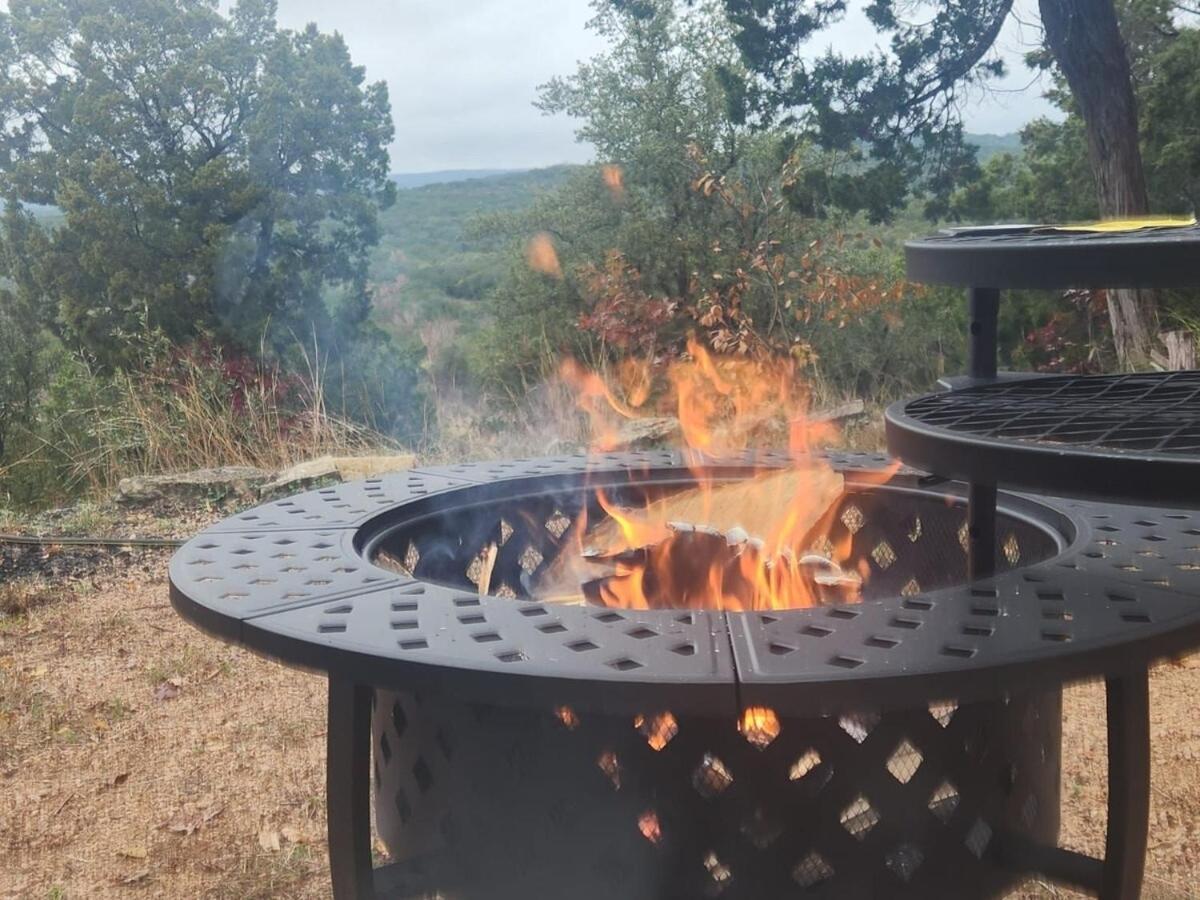 Entire 2Br 2Ba Hilltop View Home Sleeps 7 Pets 4 Acres Jacuzzi Central Ac Kingbeds Free Wifi-Parking Kitchen Washerdryer Starry Terrace Two Sunset Dining Patios Grill Stovetop Oven Fridge Onsitewoodedhiking Wildlife Coveredpatio4Pets & Birds Singing! Marble Falls Exterior photo