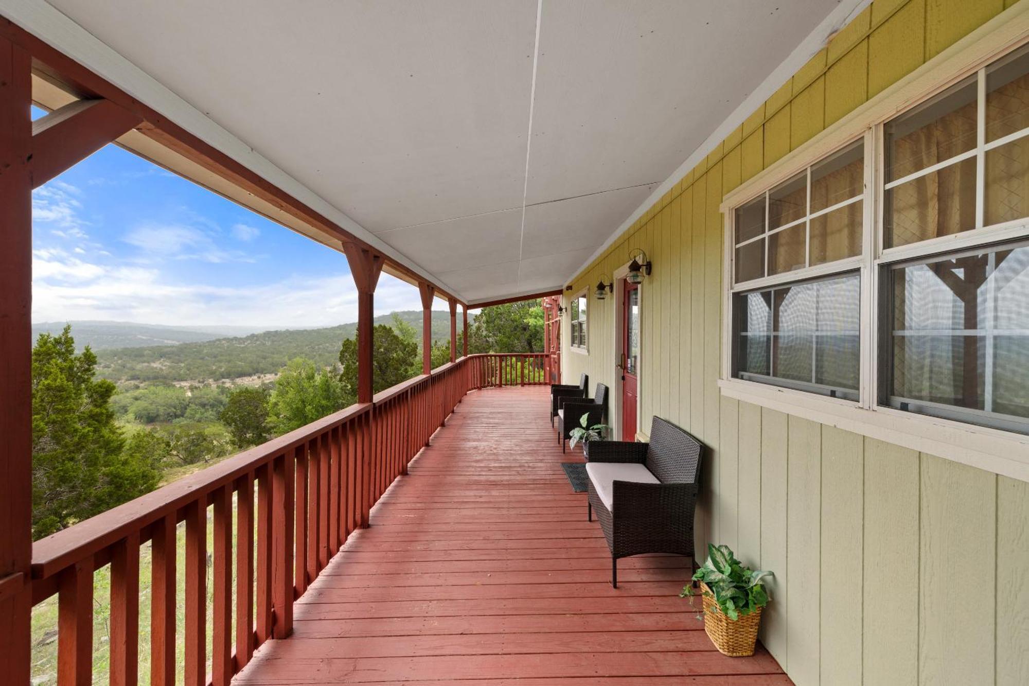 Entire 2Br 2Ba Hilltop View Home Sleeps 7 Pets 4 Acres Jacuzzi Central Ac Kingbeds Free Wifi-Parking Kitchen Washerdryer Starry Terrace Two Sunset Dining Patios Grill Stovetop Oven Fridge Onsitewoodedhiking Wildlife Coveredpatio4Pets & Birds Singing! Marble Falls Exterior photo