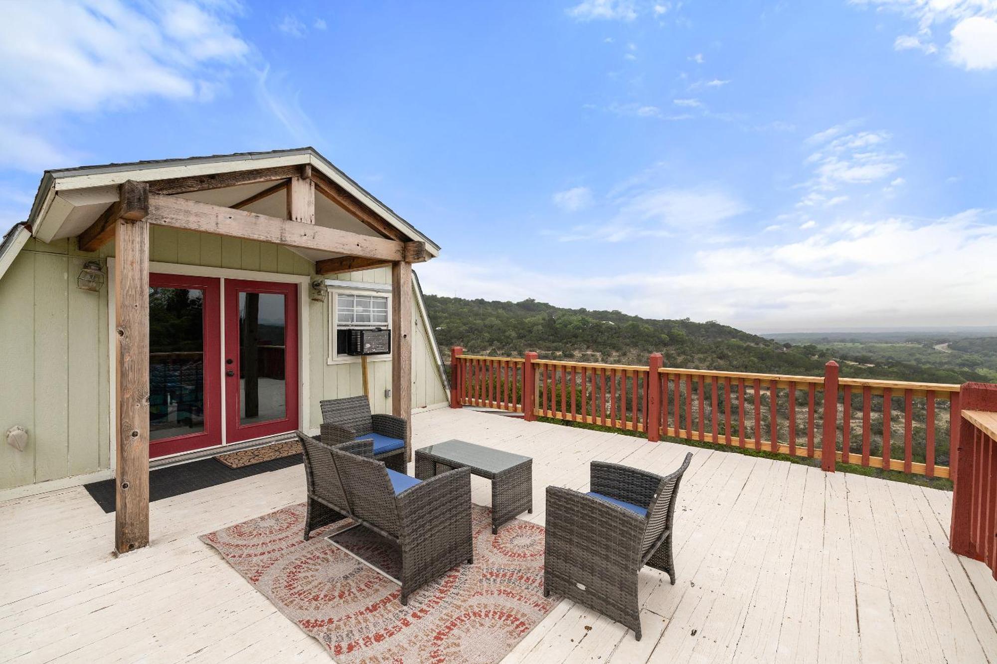 Entire 2Br 2Ba Hilltop View Home Sleeps 7 Pets 4 Acres Jacuzzi Central Ac Kingbeds Free Wifi-Parking Kitchen Washerdryer Starry Terrace Two Sunset Dining Patios Grill Stovetop Oven Fridge Onsitewoodedhiking Wildlife Coveredpatio4Pets & Birds Singing! Marble Falls Exterior photo