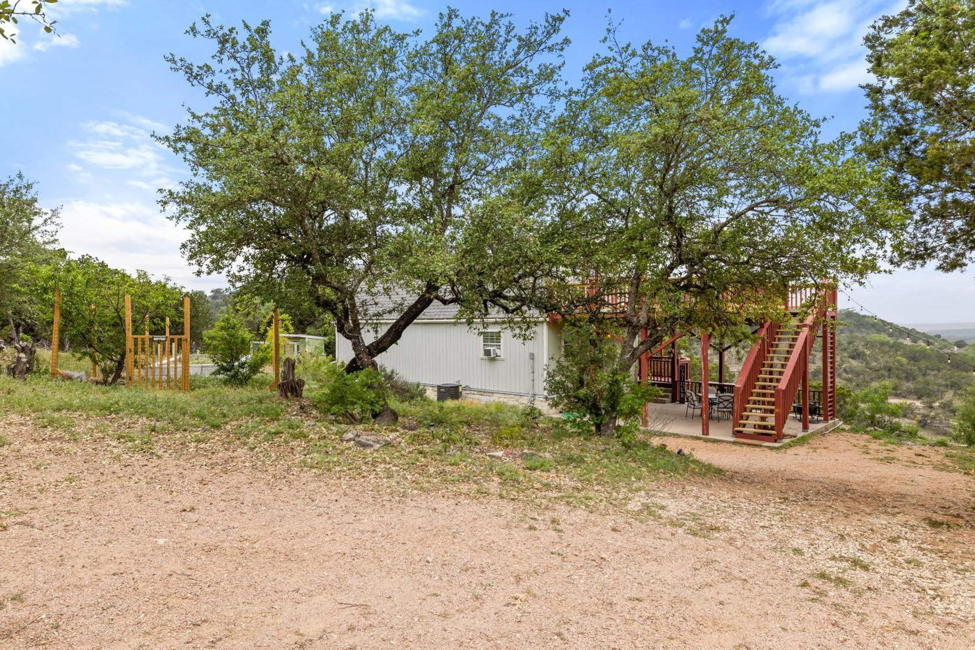 Entire 2Br 2Ba Hilltop View Home Sleeps 7 Pets 4 Acres Jacuzzi Central Ac Kingbeds Free Wifi-Parking Kitchen Washerdryer Starry Terrace Two Sunset Dining Patios Grill Stovetop Oven Fridge Onsitewoodedhiking Wildlife Coveredpatio4Pets & Birds Singing! Marble Falls Exterior photo