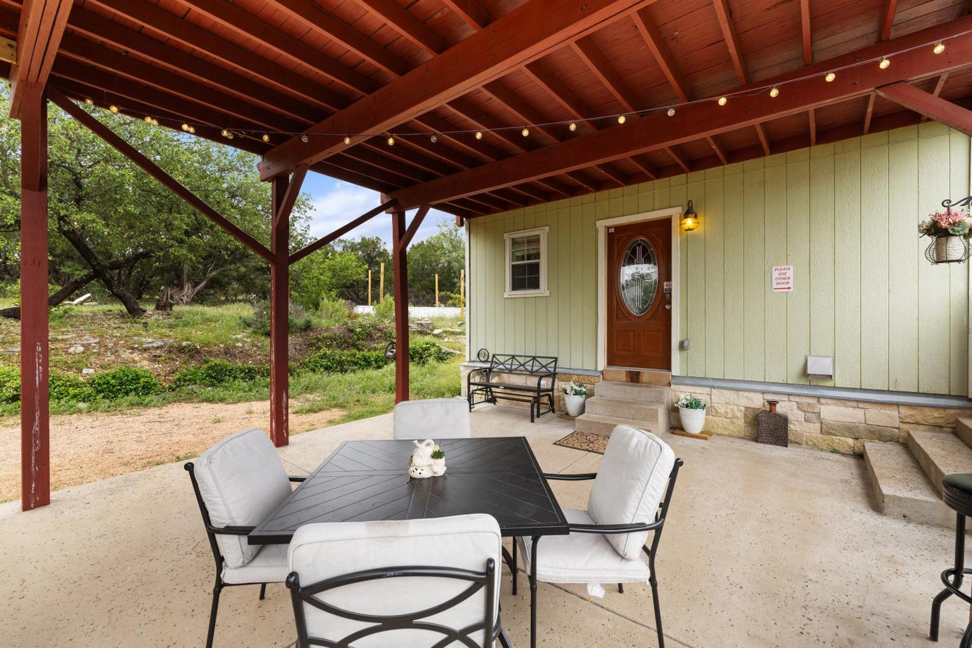 Entire 2Br 2Ba Hilltop View Home Sleeps 7 Pets 4 Acres Jacuzzi Central Ac Kingbeds Free Wifi-Parking Kitchen Washerdryer Starry Terrace Two Sunset Dining Patios Grill Stovetop Oven Fridge Onsitewoodedhiking Wildlife Coveredpatio4Pets & Birds Singing! Marble Falls Exterior photo