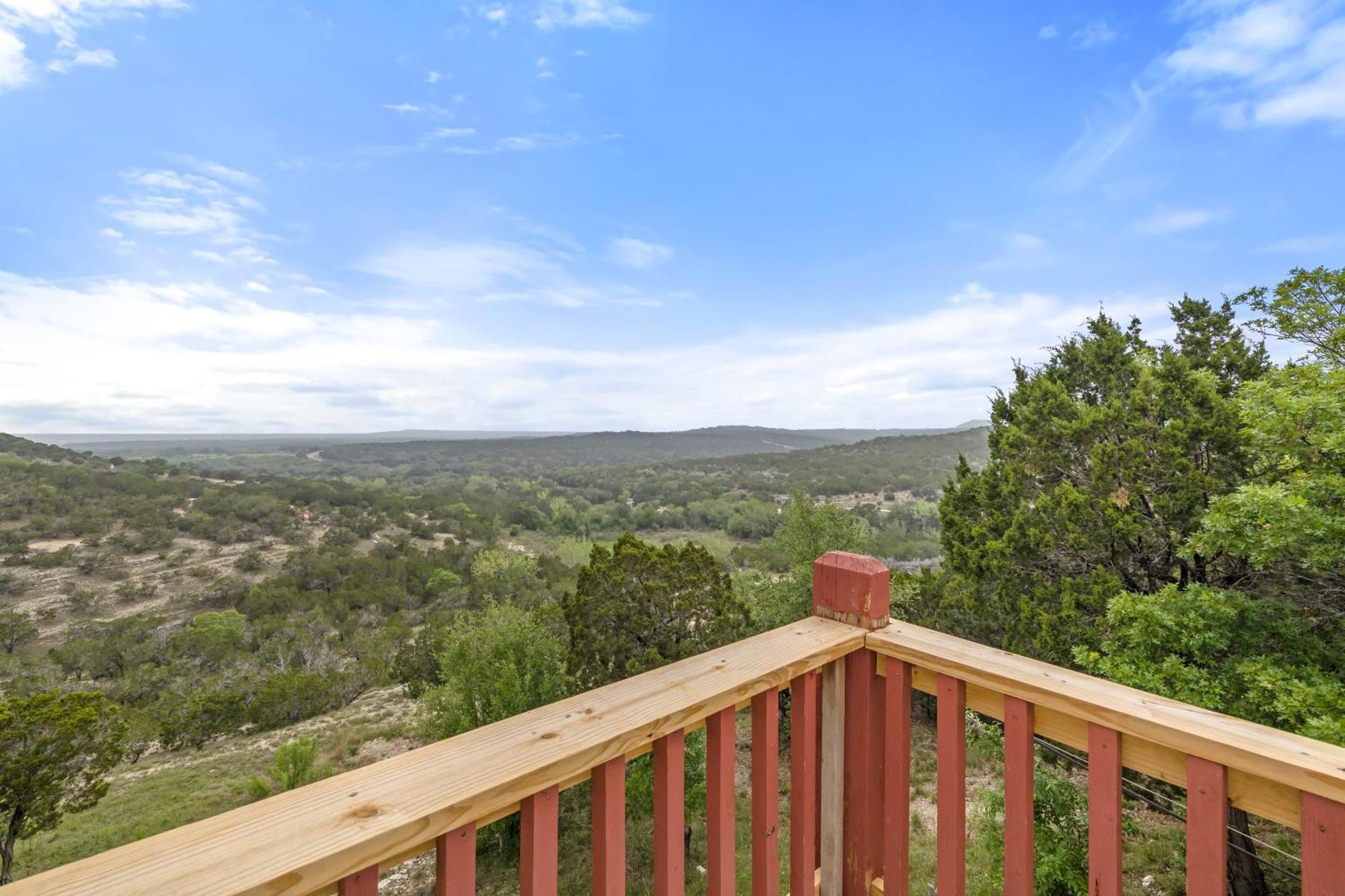 Entire 2Br 2Ba Hilltop View Home Sleeps 7 Pets 4 Acres Jacuzzi Central Ac Kingbeds Free Wifi-Parking Kitchen Washerdryer Starry Terrace Two Sunset Dining Patios Grill Stovetop Oven Fridge Onsitewoodedhiking Wildlife Coveredpatio4Pets & Birds Singing! Marble Falls Exterior photo