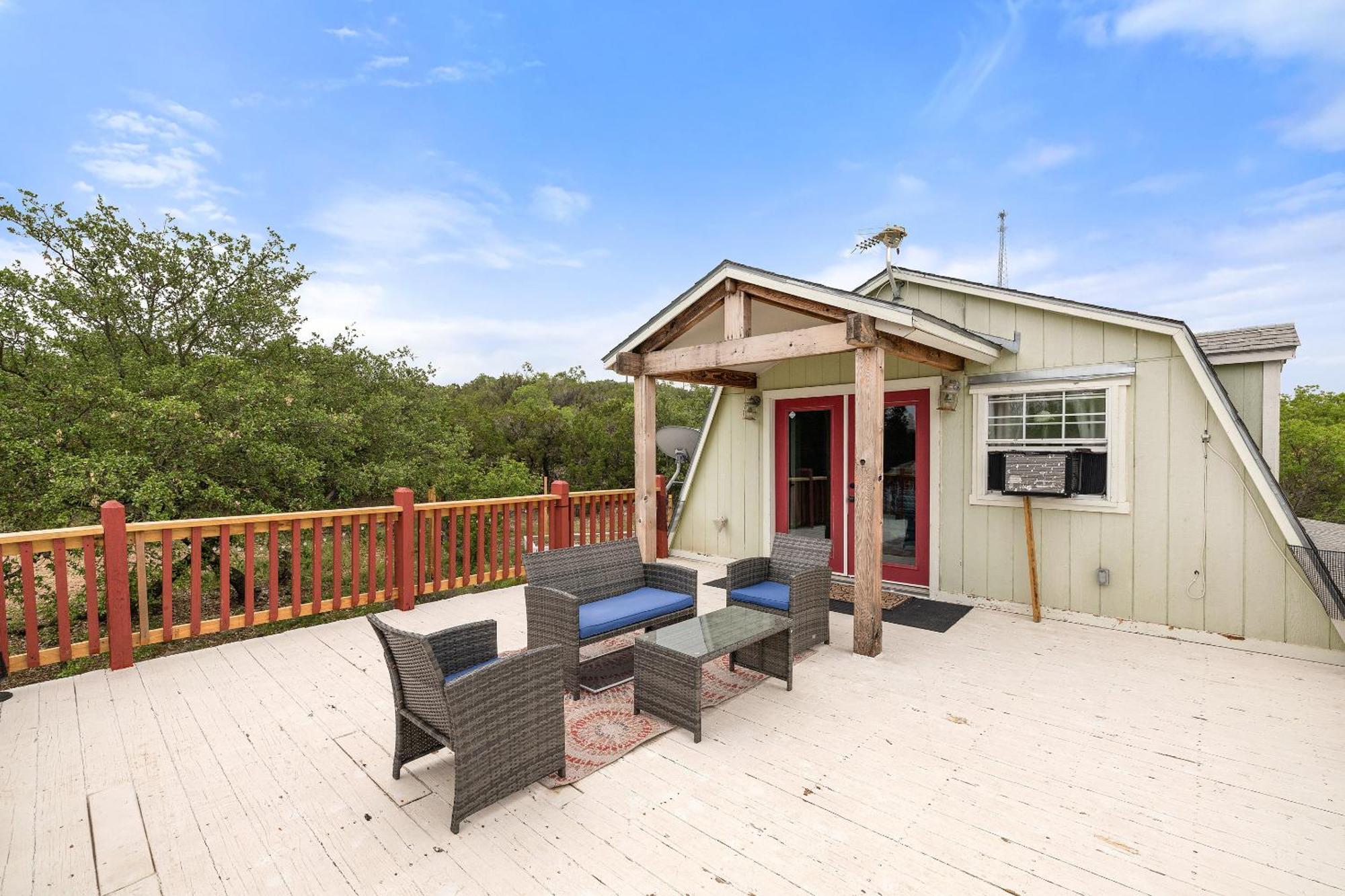 Entire 2Br 2Ba Hilltop View Home Sleeps 7 Pets 4 Acres Jacuzzi Central Ac Kingbeds Free Wifi-Parking Kitchen Washerdryer Starry Terrace Two Sunset Dining Patios Grill Stovetop Oven Fridge Onsitewoodedhiking Wildlife Coveredpatio4Pets & Birds Singing! Marble Falls Exterior photo