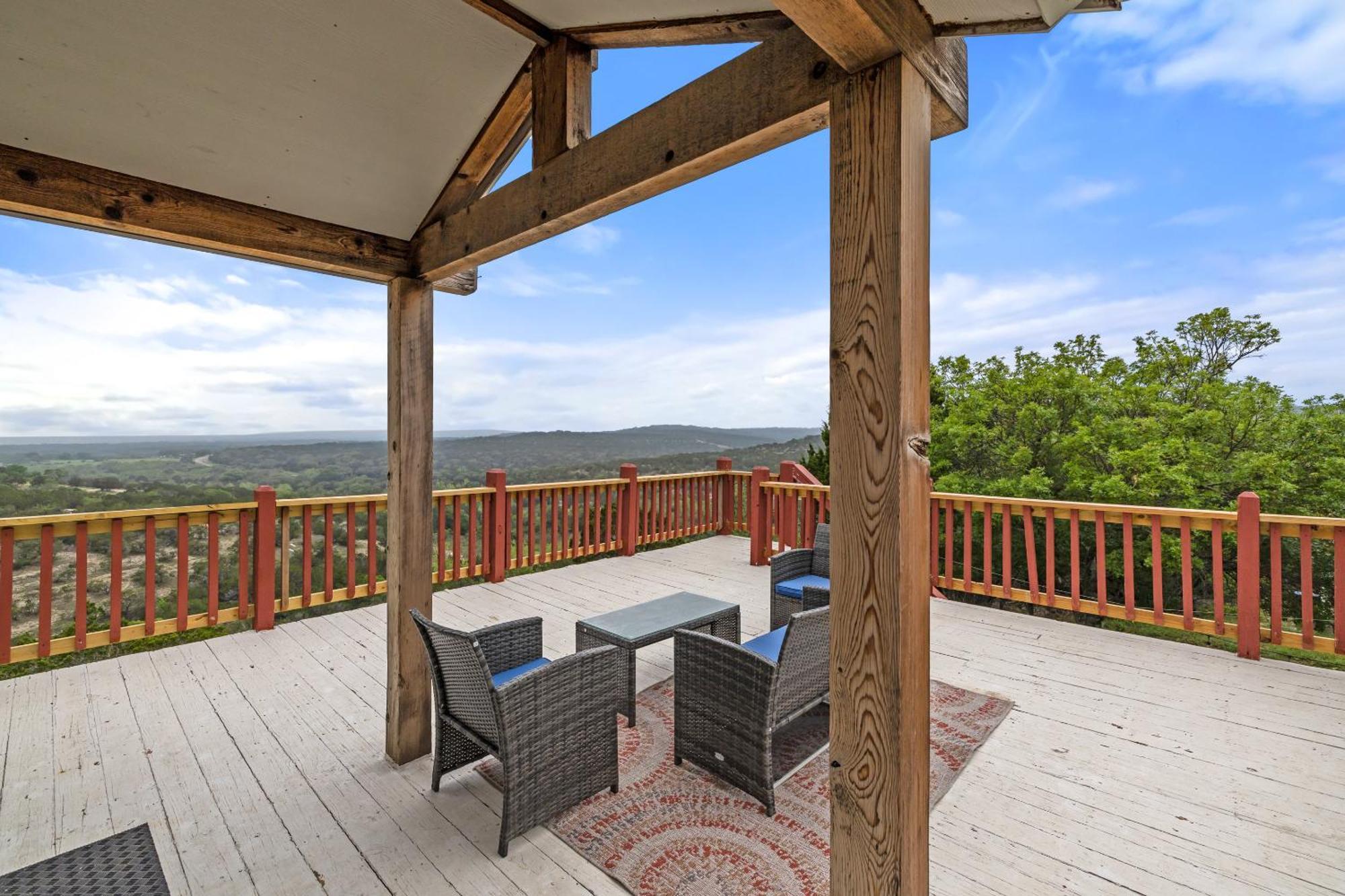 Entire 2Br 2Ba Hilltop View Home Sleeps 7 Pets 4 Acres Jacuzzi Central Ac Kingbeds Free Wifi-Parking Kitchen Washerdryer Starry Terrace Two Sunset Dining Patios Grill Stovetop Oven Fridge Onsitewoodedhiking Wildlife Coveredpatio4Pets & Birds Singing! Marble Falls Exterior photo