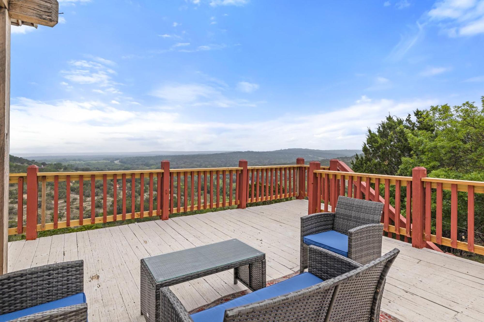 Entire 2Br 2Ba Hilltop View Home Sleeps 7 Pets 4 Acres Jacuzzi Central Ac Kingbeds Free Wifi-Parking Kitchen Washerdryer Starry Terrace Two Sunset Dining Patios Grill Stovetop Oven Fridge Onsitewoodedhiking Wildlife Coveredpatio4Pets & Birds Singing! Marble Falls Exterior photo